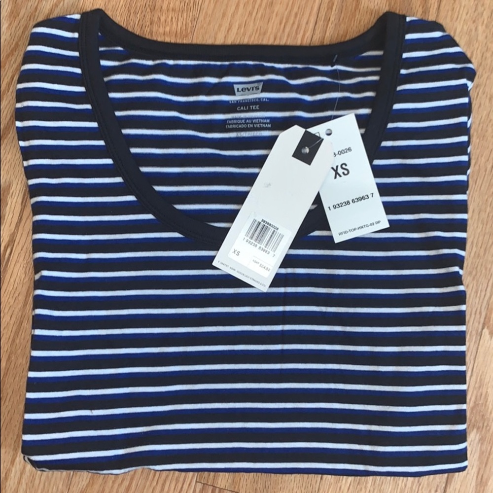 BNWT LEVI’S Cali T-shirt! - Picture 3 of 6